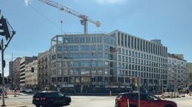 Chronos II domyka pierzeję na warszawskiej Woli. Nowy apartamentowiec przy Żelaznej osiągnął stan surowy [FILM+ZDJĘCIA+WIZUALIZACJE]