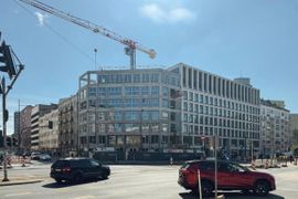 Chronos II domyka pierzeję na warszawskiej Woli. Nowy apartamentowiec przy Żelaznej osiągnął stan surowy [FILM+ZDJĘCIA+WIZUALIZACJE]