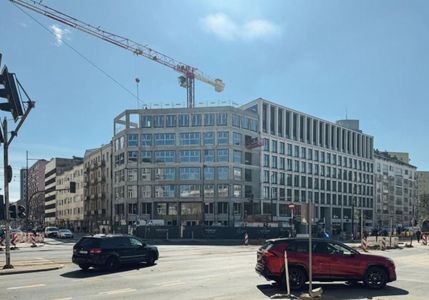 Chronos II domyka pierzeję na warszawskiej Woli. Nowy apartamentowiec przy Żelaznej osiągnął stan surowy [FILM+ZDJĘCIA+WIZUALIZACJE]