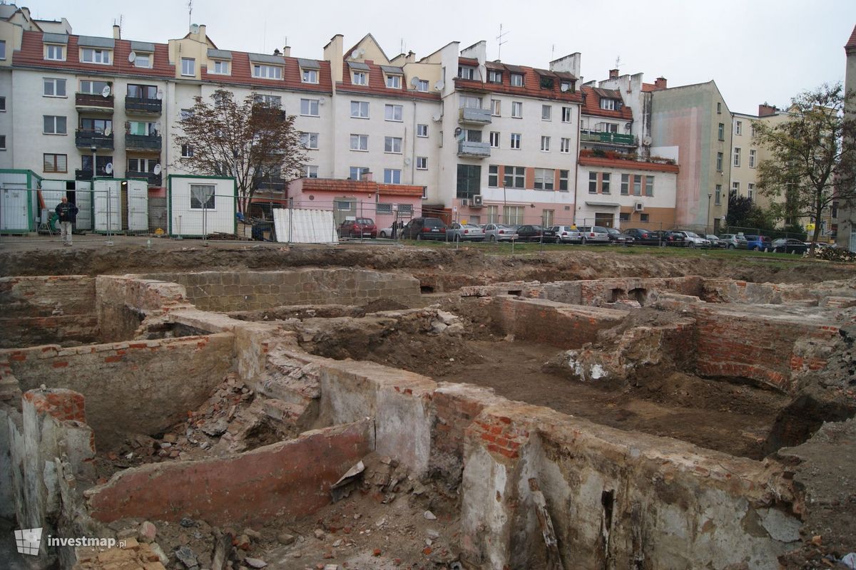 Zdjęcie [Legnica] Budynek mieszkaniowo-usługowy, ul. św. Piotra fot. MarcinK 