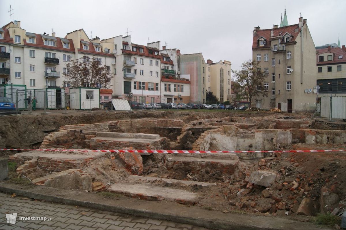 Zdjęcie [Legnica] Budynek mieszkaniowo-usługowy, ul. św. Piotra fot. MarcinK 