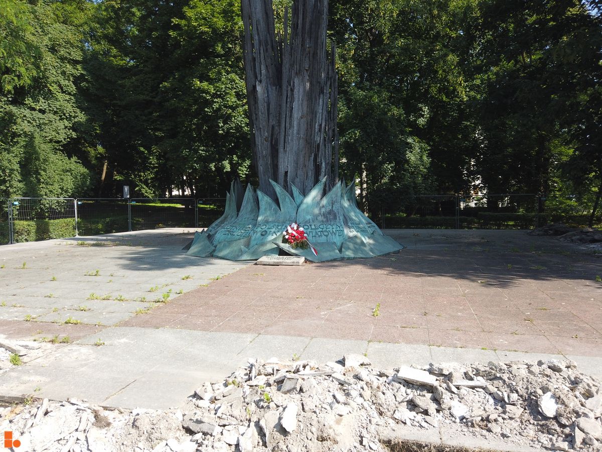 Zdjęcie Pomnik Lotników Polskich fot. Damian Daraż 