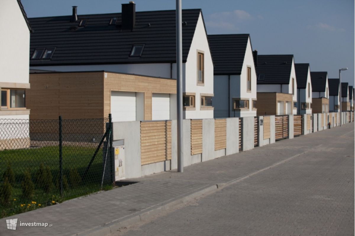Zdjęcie [Długołęka] Osiedle domów jednorodzinnych na ul. Orzechowej fot. Orzech 