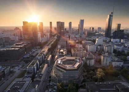 Nowe wieżowce i inwestycje komercyjne w Warszawie – podsumowanie 2023 r. [FILM+ZDJĘCIA]