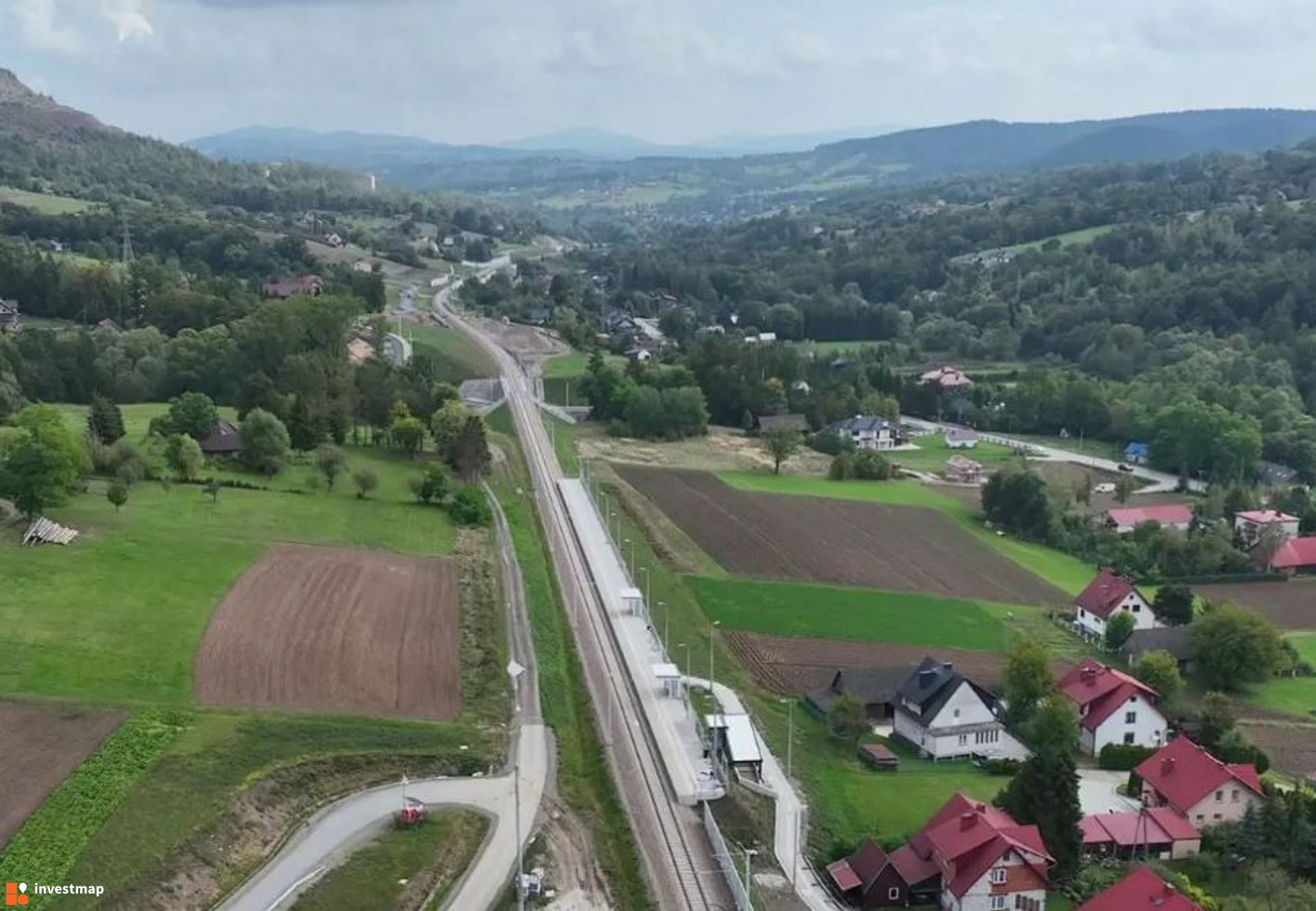 W ramach inwestycji kolejowej za 4,3 mld zł Podłęże-Piekiełko na lk104 w Chomranicach powstaje nowy przystanek