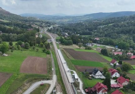 W ramach inwestycji kolejowej za 4,3 mld zł Podłęże-Piekiełko na lk104 w Chomranicach powstaje nowy przystanek [FILM+ZDJĘCIA]