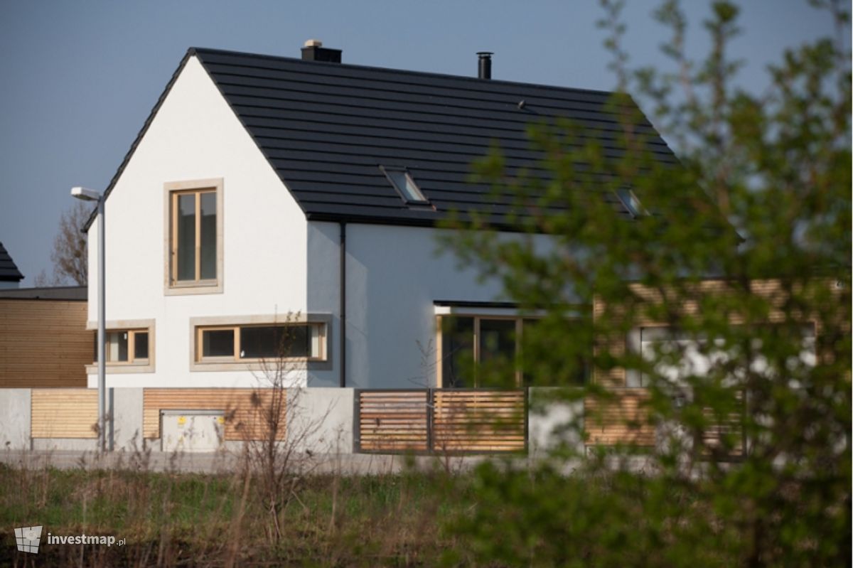 Zdjęcie [Długołęka] Osiedle domów jednorodzinnych na ul. Orzechowej fot. Orzech 