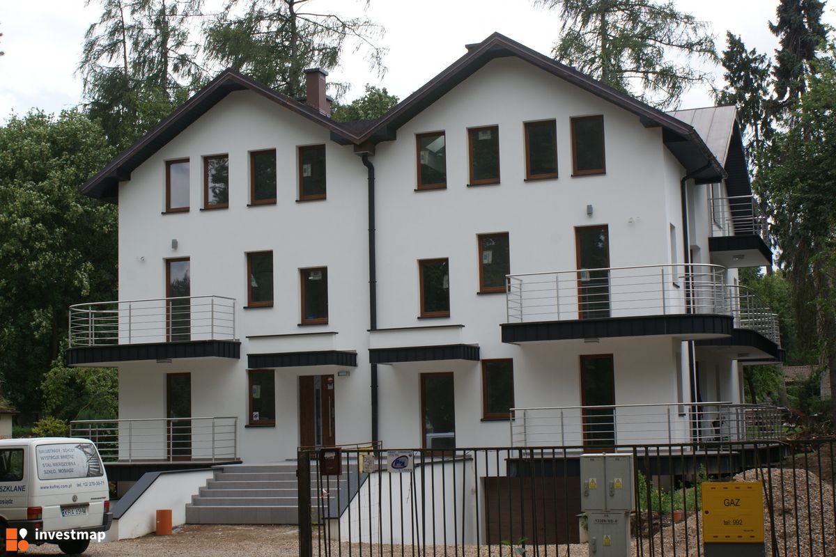 Zdjęcie [Kraków] Budynki Mieszkalne w Zabudowie Bliźniaczej, al. Kasztanowa 18 fot. Damian Daraż 