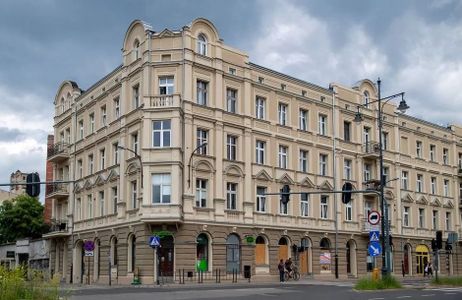 Kolejna zabytkowa kamienica w centrum Łodzi odzyskała dawny blask [ZDJĘCIA]