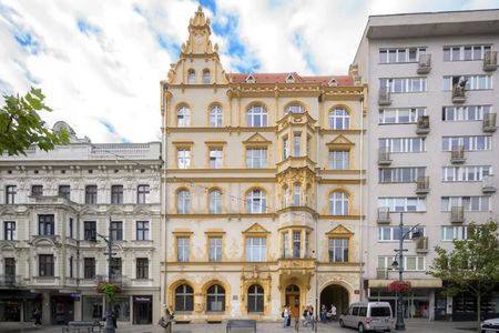 Zabytkowa kamienica Krusche i Ender przy ul. Piotrkowskiej w Łodzi odzyskuje swój dawny blask [ZDJĘCIA]