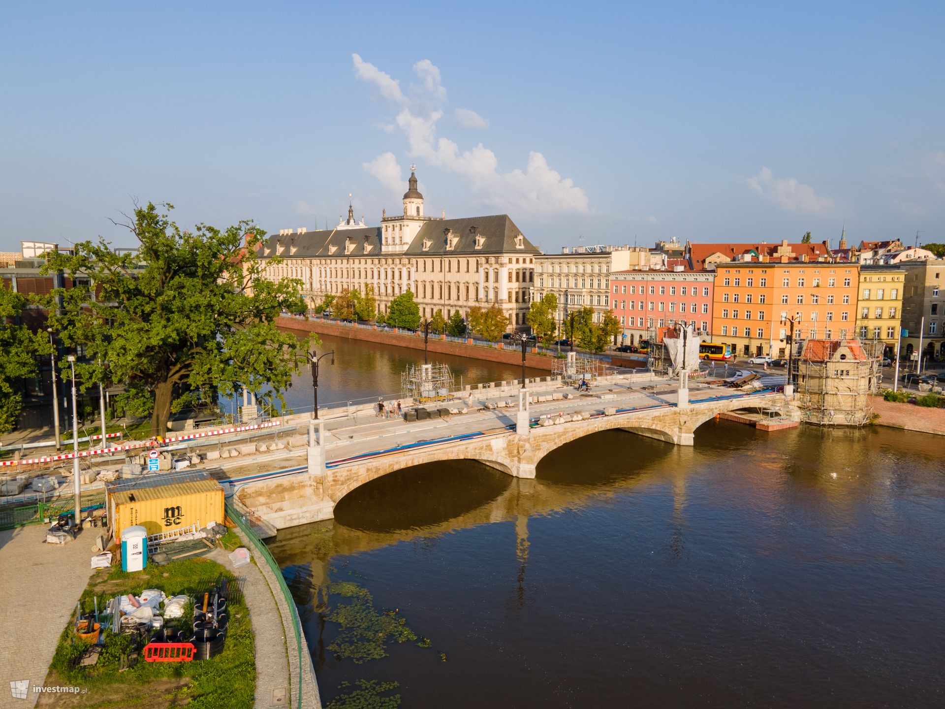 Zabytkowe mosty Pomorskie w centrum Wrocławia odzyskują swój dawny blask. Trwa ich remont 