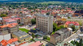 Topowa lokalizacja i szerokie możliwości adaptacji. Duży budynek w centrum Tarnowa czeka na nowe życie