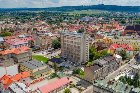 Topowa lokalizacja i szerokie możliwości adaptacji. Duży budynek w centrum Tarnowa czeka na nowe życie