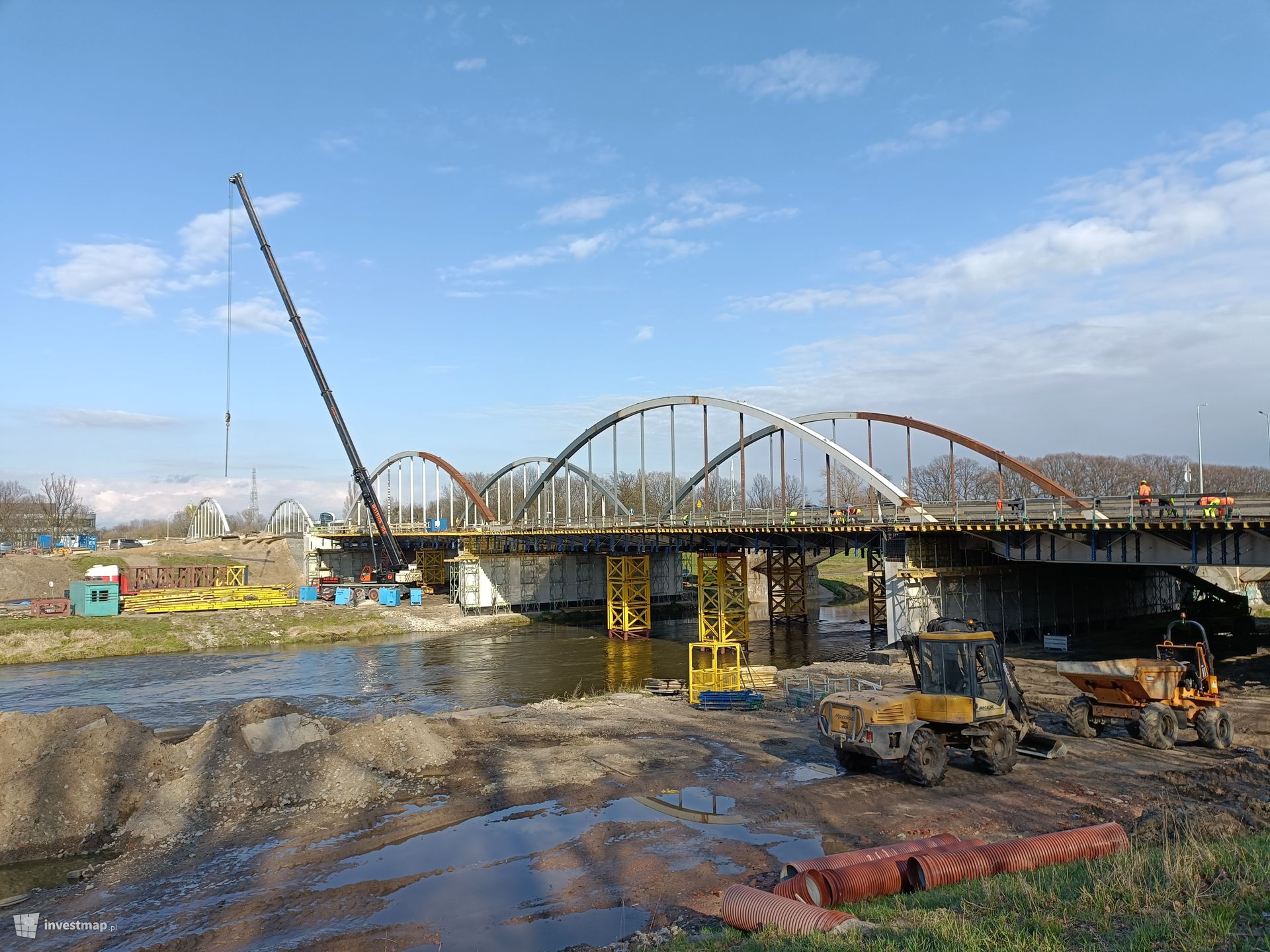 Postępują prace na budowie nowych Mostów Chrobrego we Wrocławiu 