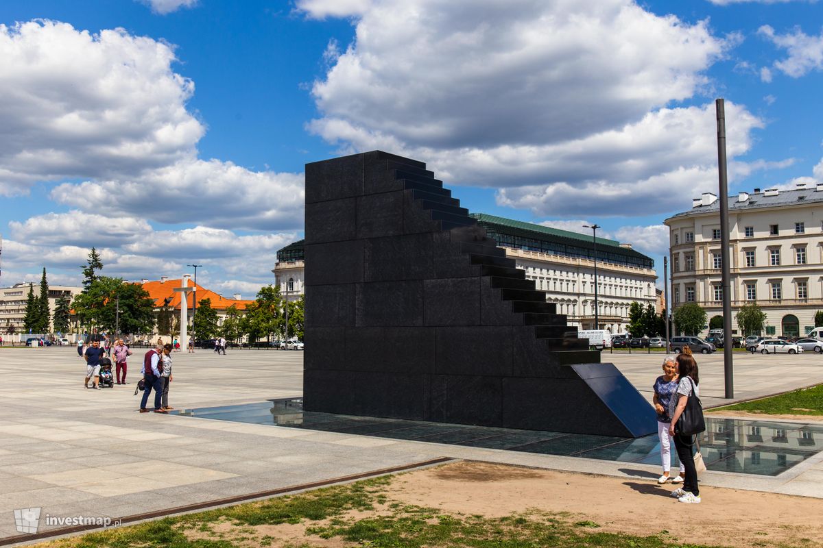 Zdjęcie [Warszawa] Pomnik Ofiar Katastrofy Smoleńskiej fot. Jakub Zazula