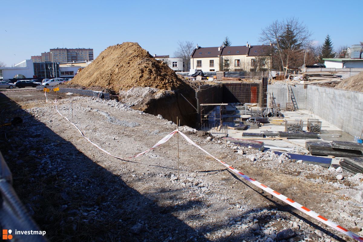 Zdjęcie [Kraków] Salon Samochodowy, ul. Szybka fot. Damian Daraż 