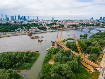 W Warszawie trwa budowa nowego mostu pieszo-rowerowego przez Wisłę [FILM + ZDJĘCIA + WIZUALIZACJE]