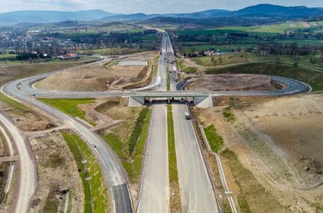 Na Dolnym Śląsku powstaje ostatni odcinek drogi S3 od Kamiennej Góry do granicy państwa w Lubawce [FILMY + ZDJĘCIA]