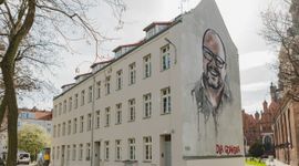 Zabytkowa kamienica z muralem byłego prezydenta Gdańska śp. Pawła Adamowicza już po remoncie [ZDJĘCIA]