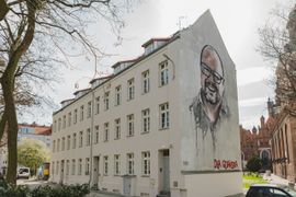 Zabytkowa kamienica z muralem byłego prezydenta Gdańska śp. Pawła Adamowicza już po remoncie [ZDJĘCIA]