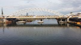 W centrum Krakowa powstają nowe mosty kolejowe i pieszo-rowerowe przez Wisłę [FILM + ZDJĘCIA]
