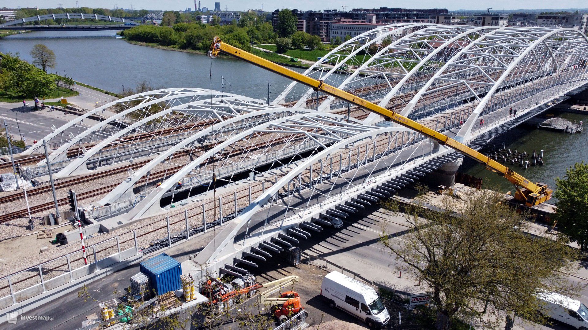 Dobiegają końca prace na budowie ostatniego z trzech nowych mostów kolejowych nad Wisłą w Krakowie 