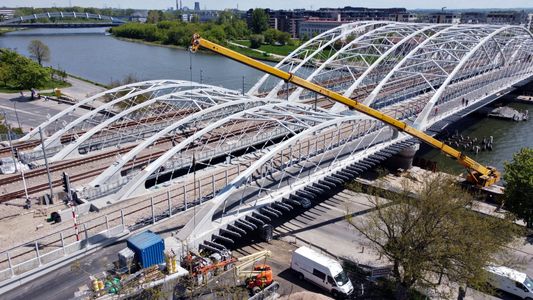 Dobiegają końca prace na budowie ostatniego z trzech nowych mostów kolejowych nad Wisłą w Krakowie [ZDJĘCIA]