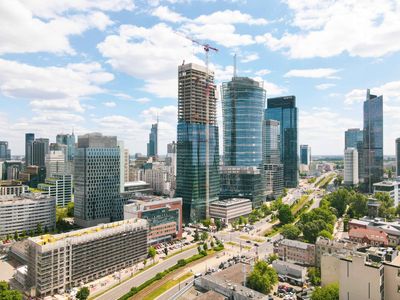 W centrum Warszawy powstaje 174-metrowy wieżowiec The Bridge [FILMY]