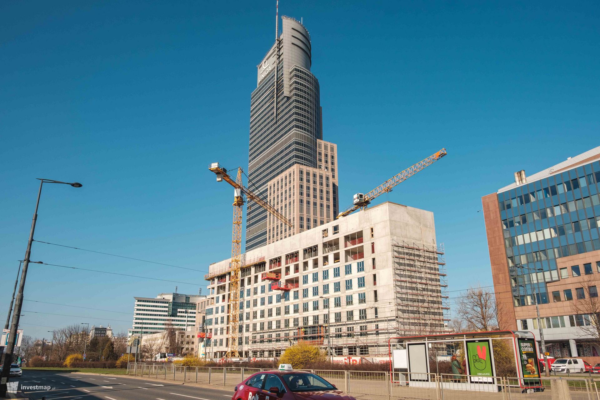 Na budowie hotelu Moxy Centrum Warszawa zawisła wiecha 