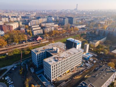 We Wrocławiu dobiega końca budowa wielofunkcyjnego kompleksu biurowo-hotelowego B10 [FILM + ZDJĘCIA + WIZUALIZACJE]