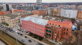 Trwa rewitalizacja zabytkowego szpitala przy ulicy Pułaskiego we Wrocławiu [ZDJĘCIA + WIZUALIZACJE]