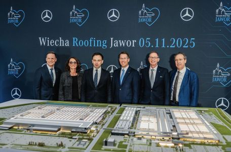 Wiecha na budowie wielkiej fabryki Mercedes-Benz na Dolnym Śląsku