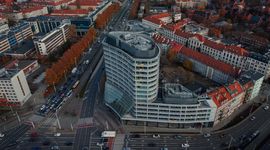 Praca hybrydowa – już nie trend, lecz standard, który odmienia rynek biurowy [KOMENTARZ EKSPERCKI]