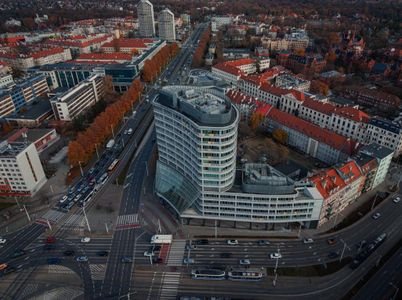 Praca hybrydowa – już nie trend, lecz standard, który odmienia rynek biurowy [KOMENTARZ EKSPERCKI]