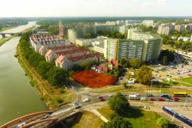 Miasto Wrocław sprzedało atrakcyjną działkę przy zabytkowych mostach Trzebnickich