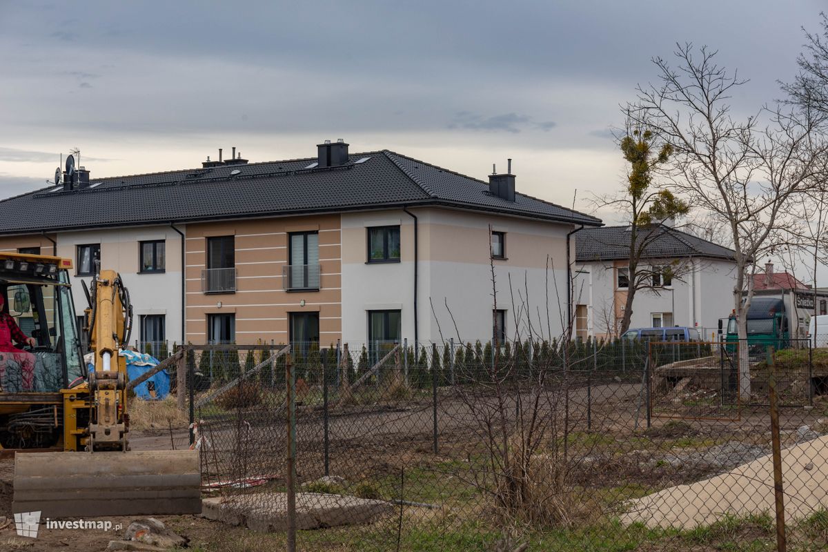 Zdjęcie [Wrocław] Osiedle domów jednorodzinnych na ul. Dobrzykowickiej fot. Jakub Zazula 