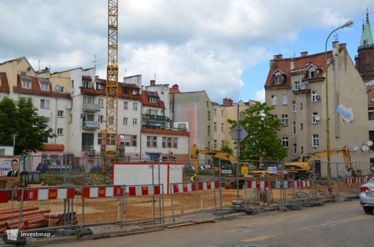 Zdjęcie [Legnica] Budynek mieszkaniowo-usługowy, ul. św. Piotra fot. mariusz-lca 