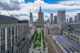 Przebudowana ul. Złota prawie gotowa. Z betonowego parkingu w centrum zmieniła się w zielony deptak [ZDJĘCIA]