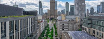 Przebudowana ul. Złota prawie gotowa. Z betonowego parkingu w centrum zmieniła się w zielony deptak [ZDJĘCIA]