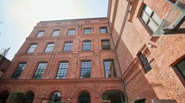 Zrewitalizowana, zabytkowa fabryka przy Sienkiewicza 63 w Łodzi otwiera się na najemców. Powstaną tam biura, restauracje i kawiarnie [ZDJĘCIA]
