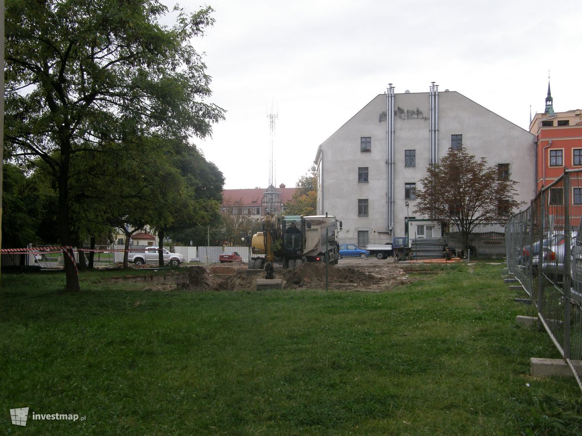 Zdjęcie [Legnica] Budynek mieszkaniowo-usługowy, ul. św. Piotra fot. mariusz-lca 