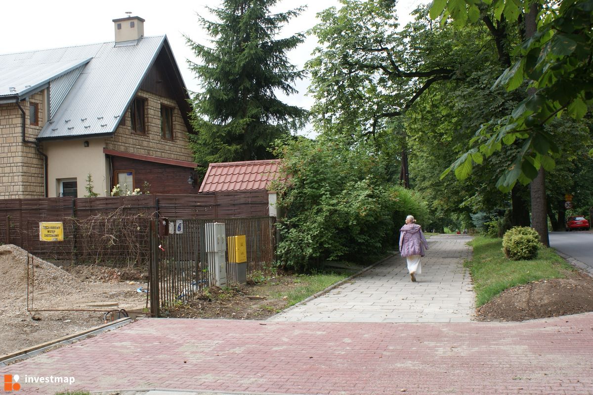 Zdjęcie [Kraków] Budynki Mieszkalne w Zabudowie Bliźniaczej, al. Kasztanowa 18 fot. Damian Daraż 