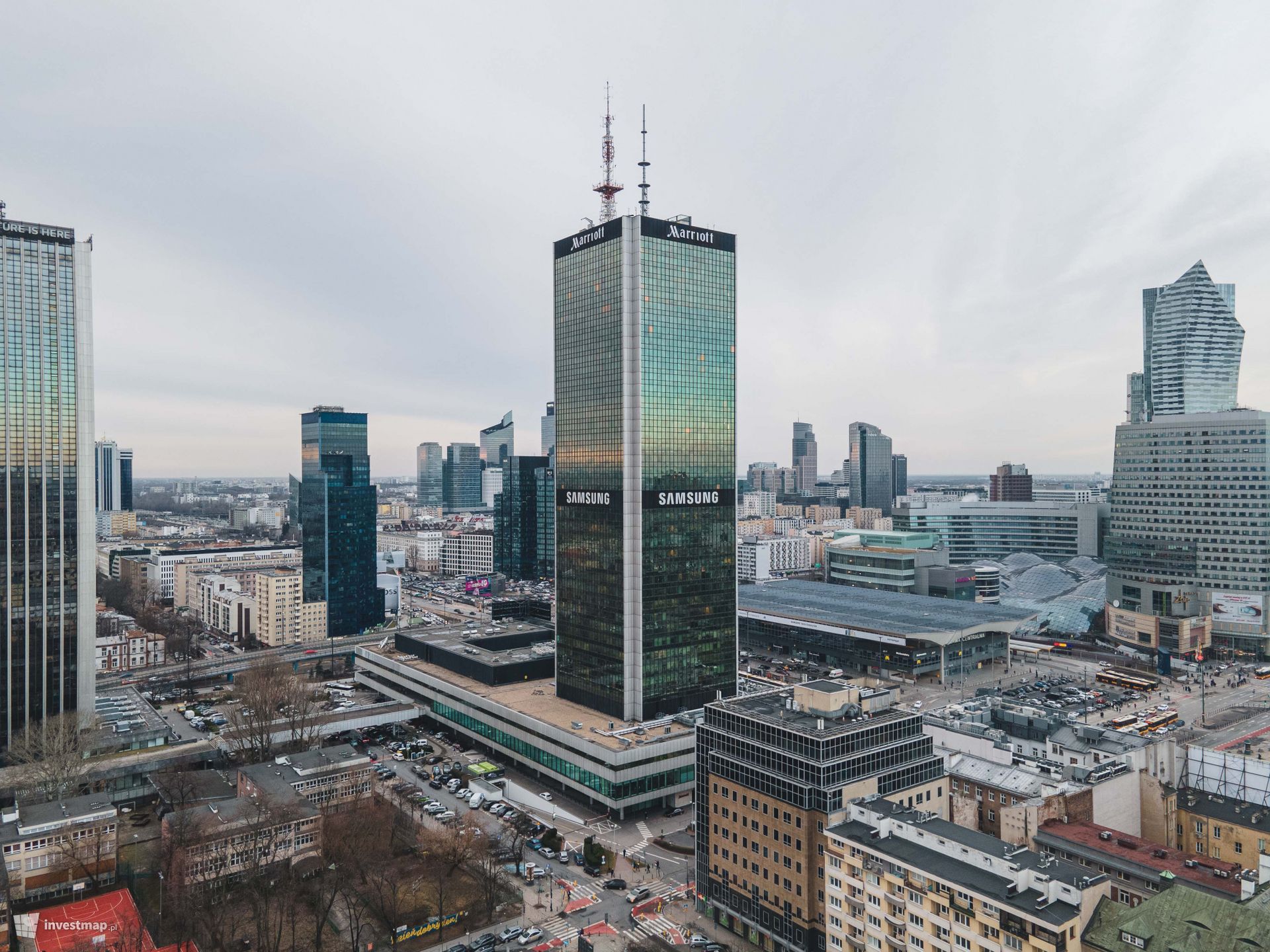 Marriott opuszcza 140-metrowy wieżowiec w centrum Warszawy. Hotel jednak zostaje!