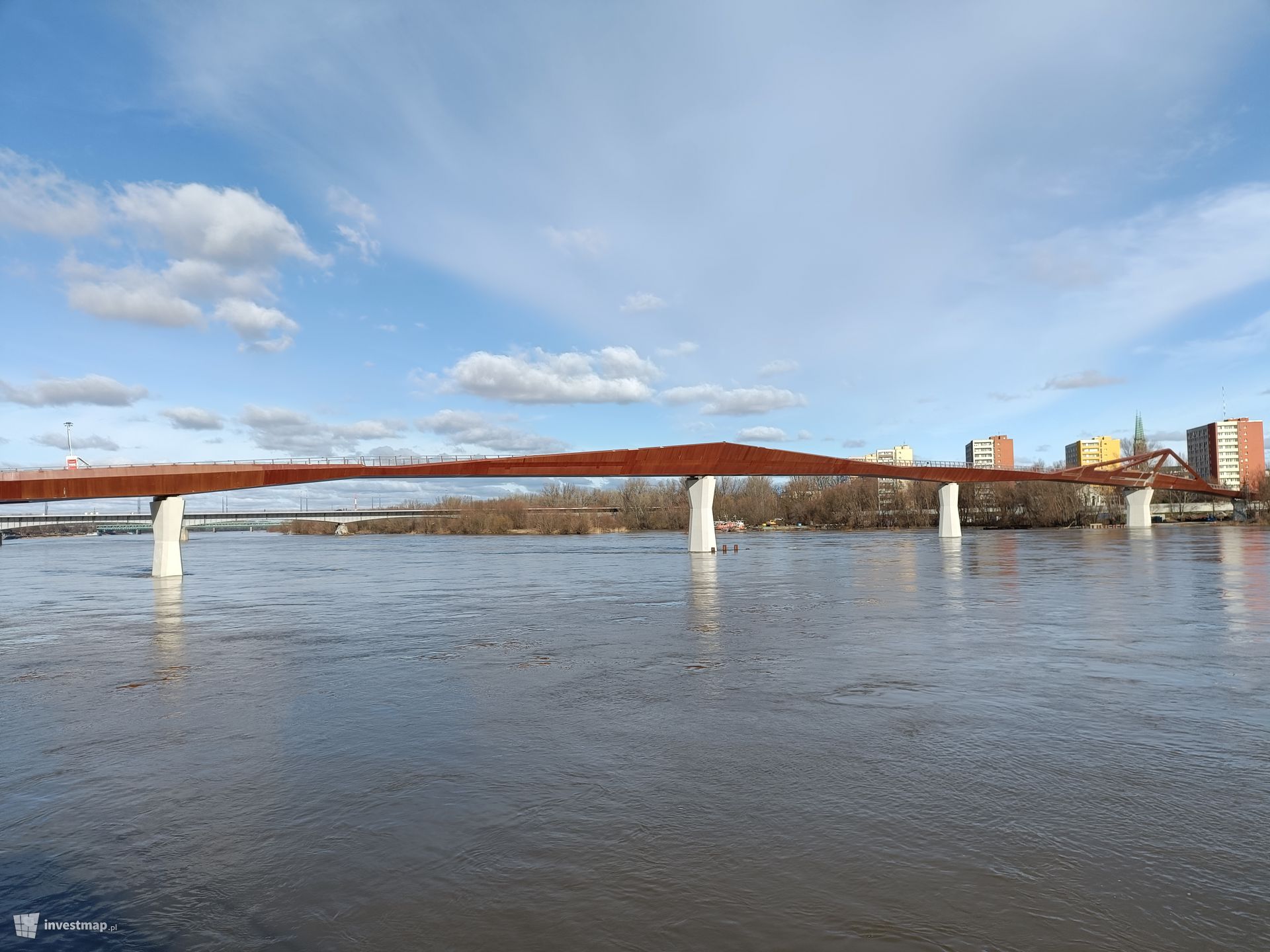 W Warszawie dobiega końca budowa nowego mostu pieszo-rowerowego przez Wisłę 