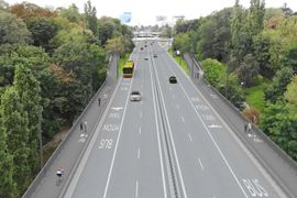 W Warszawie trwa rozbiórka wiaduktu Trasy Łazienkowskiej nad Rondem Sedlaczka [FILM]