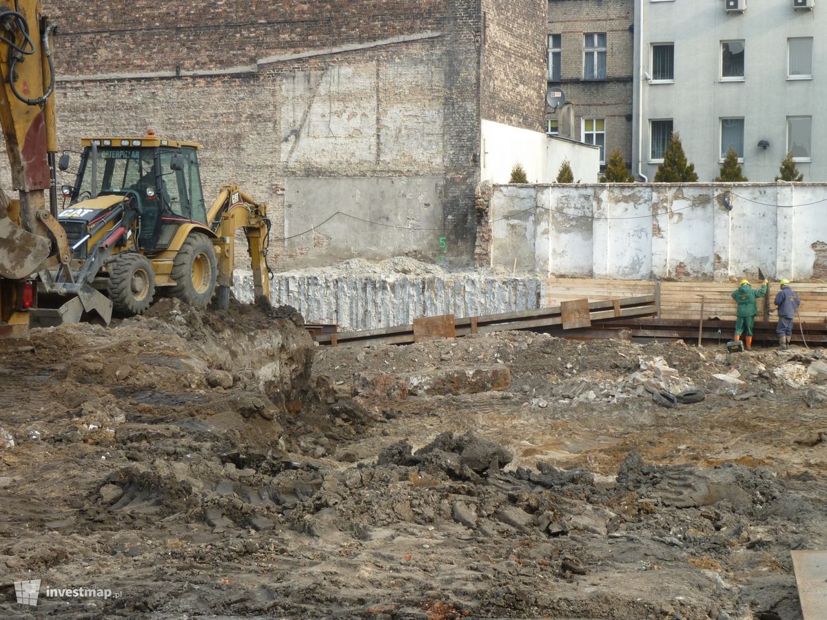 Zdjęcie [Katowice] Budynek wielorodzinny z usługami, ul. Opolska fot. Lukander 