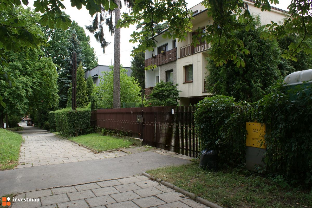 Zdjęcie [Kraków] Budynki Mieszkalne w Zabudowie Bliźniaczej, al. Kasztanowa 18 fot. Damian Daraż 