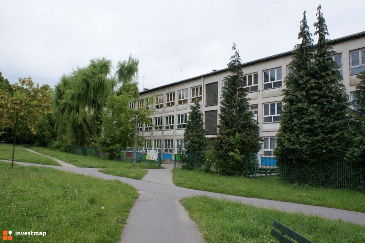 Zdjęcie [Kraków] Remont Elewacji, SP nr. 86, Os. Jagiellońskie 18 fot. Damian Daraż 