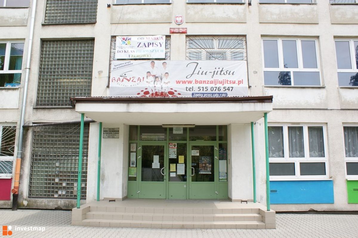 Zdjęcie [Kraków] Remont Elewacji, SP nr. 86, Os. Jagiellońskie 18 fot. Damian Daraż 