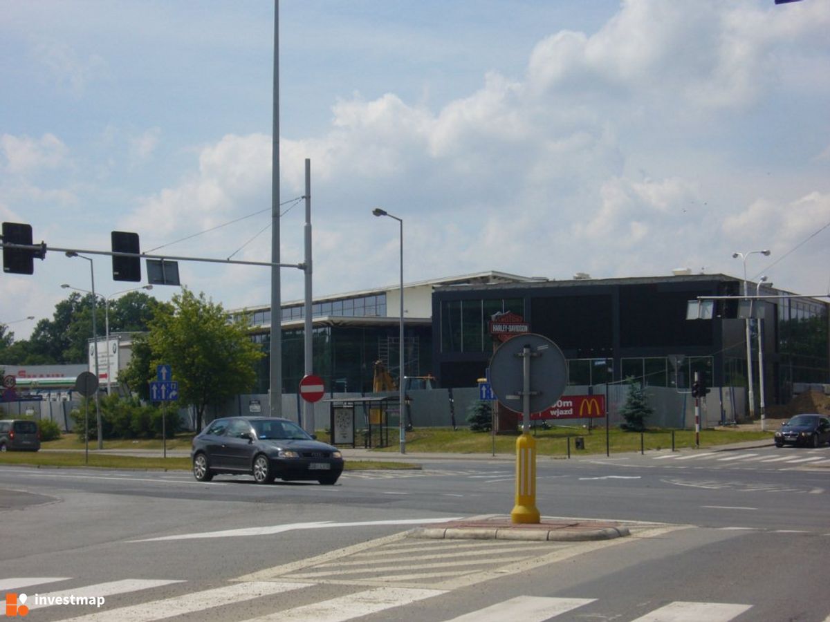 Zdjęcie [Wrocław] Salon samochodowy BMW, Chrysler fot. Orzech 